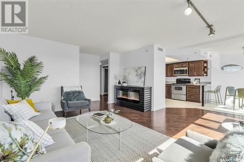 960 424 Spadina Crescent E, Saskatoon, SK - Indoor Photo Showing Living Room With Fireplace