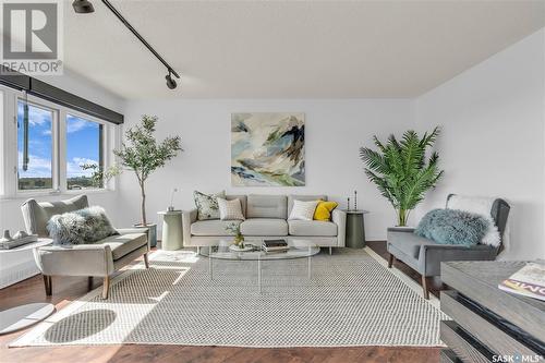 960 424 Spadina Crescent E, Saskatoon, SK - Indoor Photo Showing Living Room