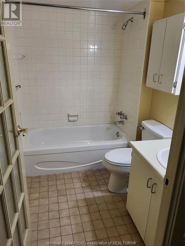 380 Pelissier Street Unit# 1807, Windsor, ON - Indoor Photo Showing Bathroom