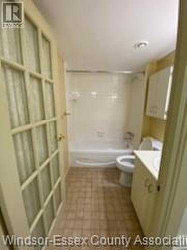 380 Pelissier Street Unit# 1807, Windsor, ON - Indoor Photo Showing Bathroom