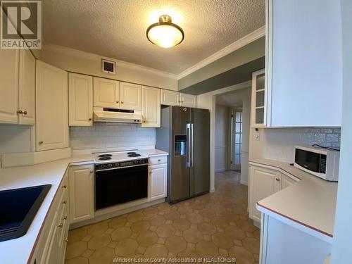 380 Pelissier Street Unit# 1807, Windsor, ON - Indoor Photo Showing Kitchen