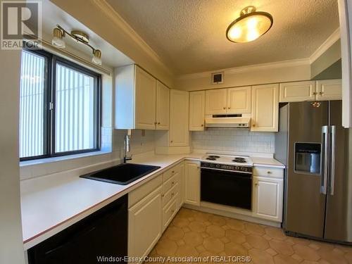 380 Pelissier Street Unit# 1807, Windsor, ON - Indoor Photo Showing Kitchen