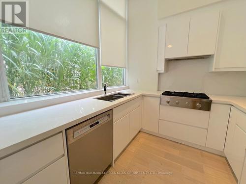 Th 2 - 21 Churchill Avenue, Toronto C07, ON - Indoor Photo Showing Kitchen With Double Sink