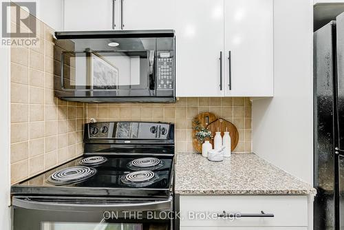 950 - 25 Viking Lane, Toronto, ON - Indoor Photo Showing Kitchen