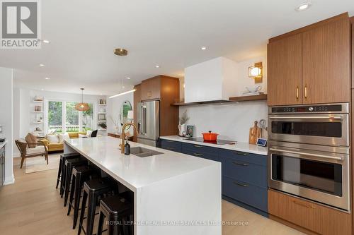 1045 Fair Birch Drive, Mississauga, ON - Indoor Photo Showing Kitchen With Double Sink With Upgraded Kitchen