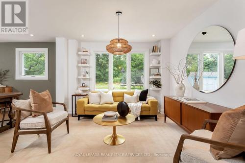 1045 Fair Birch Drive, Mississauga, ON - Indoor Photo Showing Living Room