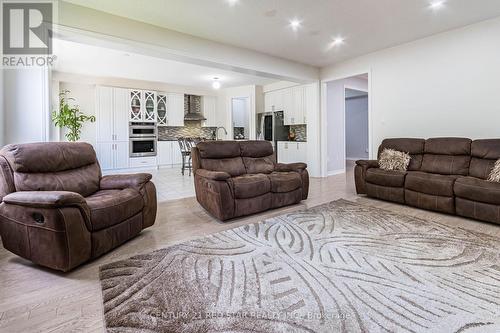 194 Mcgahey Street, New Tecumseth (Tottenham), ON - Indoor Photo Showing Living Room