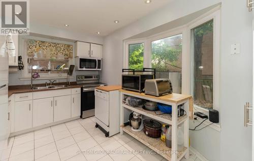 98 Mcmorran Crescent, Vaughan, ON - Indoor Photo Showing Kitchen With Double Sink