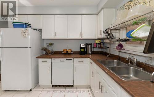 98 Mcmorran Crescent, Vaughan, ON - Indoor Photo Showing Kitchen With Double Sink