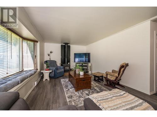 19255 Chief Lake Road, Prince George, BC - Indoor Photo Showing Living Room