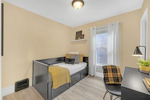 226 Balsam Avenue S, Hamilton, ON - Indoor Photo Showing Bedroom