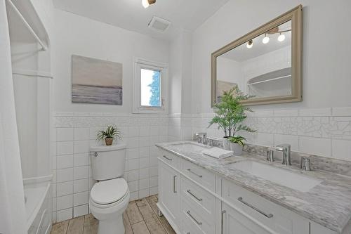 226 Balsam Avenue S, Hamilton, ON - Indoor Photo Showing Bathroom