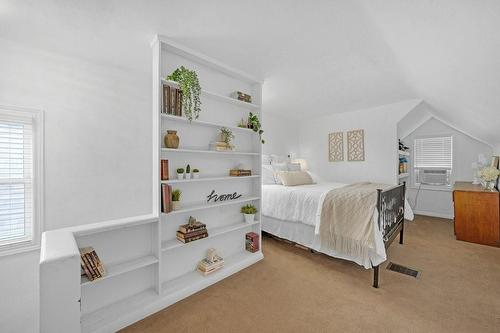 226 Balsam Avenue S, Hamilton, ON - Indoor Photo Showing Bedroom