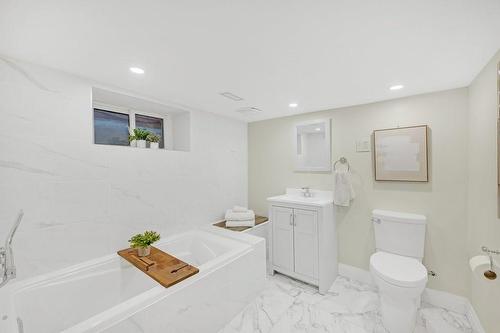 226 Balsam Avenue S, Hamilton, ON - Indoor Photo Showing Bathroom
