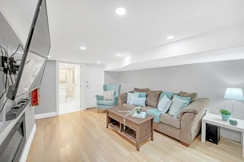 226 Balsam Avenue S, Hamilton, ON - Indoor Photo Showing Living Room