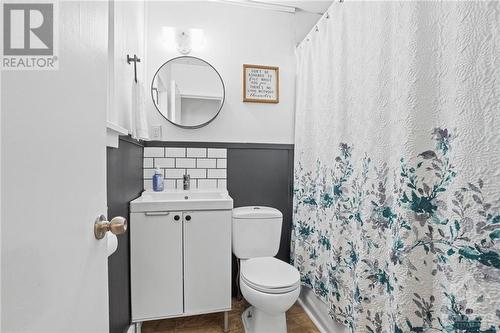 22 Dufferin Street, Smiths Falls, ON - Indoor Photo Showing Bathroom