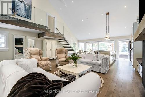 92 Nelson Street, Barrie (Codrington), ON - Indoor Photo Showing Living Room