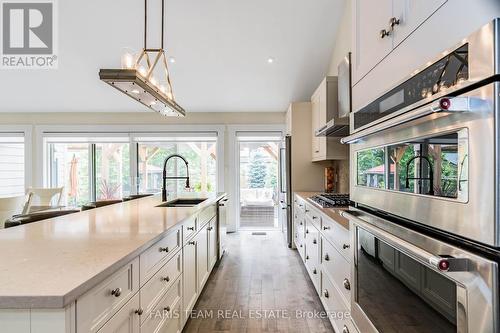 92 Nelson Street, Barrie, ON - Indoor Photo Showing Kitchen With Upgraded Kitchen