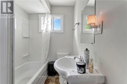 171 Balmoral Avenue N, Hamilton, ON - Indoor Photo Showing Bathroom