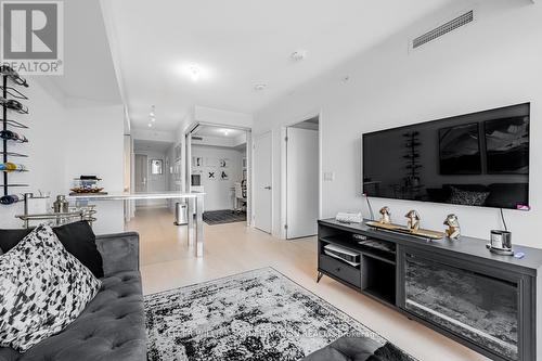 404S - 10 Gibbs Road, Toronto, ON - Indoor Photo Showing Living Room