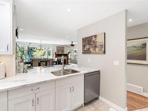 750 Quilchena Cres, Nanaimo, BC - Indoor Photo Showing Kitchen With Double Sink