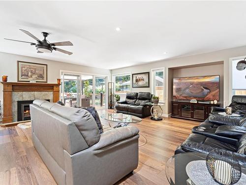 750 Quilchena Cres, Nanaimo, BC - Indoor Photo Showing Living Room With Fireplace