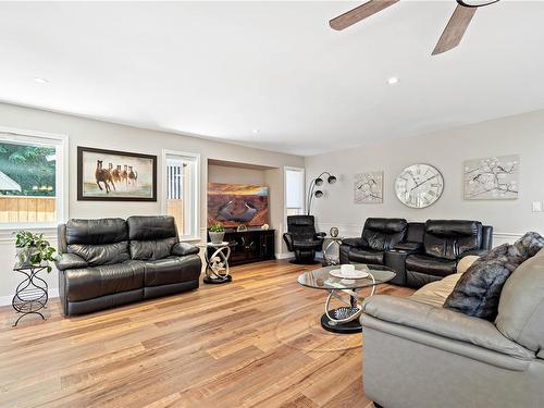 750 Quilchena Cres, Nanaimo, BC - Indoor Photo Showing Living Room