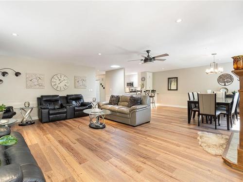 750 Quilchena Cres, Nanaimo, BC - Indoor Photo Showing Living Room