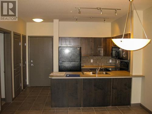 654 Cook Road Unit# 525, Kelowna, BC - Indoor Photo Showing Kitchen With Double Sink