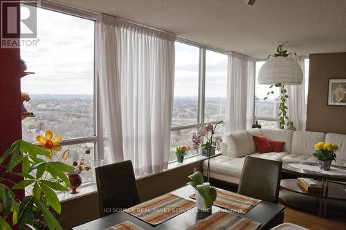 2710 - 33 Sheppard Avenue E, Toronto C14, ON - Indoor Photo Showing Living Room