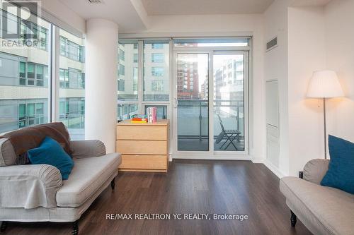 313 - 98 Lillian Street, Toronto C10, ON - Indoor Photo Showing Living Room