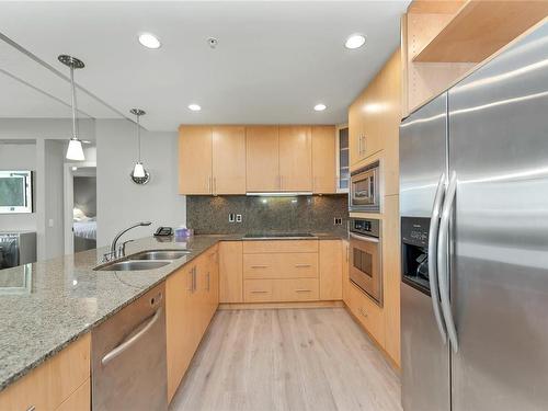 102-738 Sayward Hill Terr, Saanich, BC - Indoor Photo Showing Kitchen With Stainless Steel Kitchen With Double Sink With Upgraded Kitchen