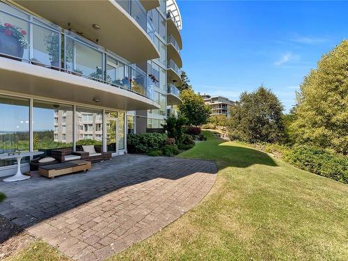 102-738 Sayward Hill Terr, Saanich, BC - Outdoor