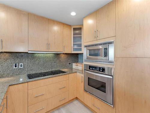 102-738 Sayward Hill Terr, Saanich, BC - Indoor Photo Showing Kitchen