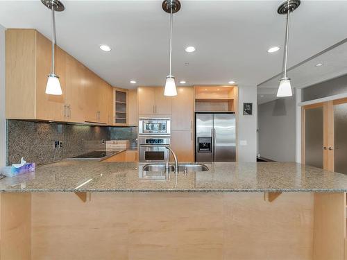 102-738 Sayward Hill Terr, Saanich, BC - Indoor Photo Showing Kitchen With Stainless Steel Kitchen With Double Sink With Upgraded Kitchen