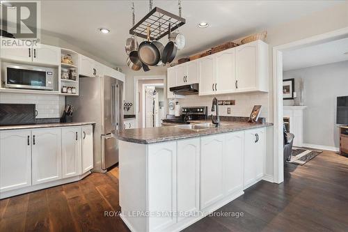 126 Gurnett Drive, Hamilton, ON - Indoor Photo Showing Kitchen