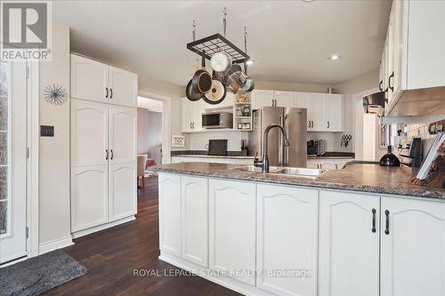 126 Gurnett Drive, Hamilton, ON - Indoor Photo Showing Kitchen