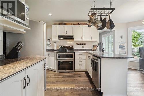 126 Gurnett Drive, Hamilton, ON - Indoor Photo Showing Kitchen With Upgraded Kitchen