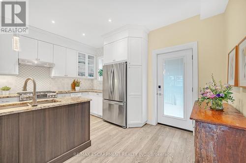 226 Balsam Avenue S, Hamilton, ON - Indoor Photo Showing Kitchen