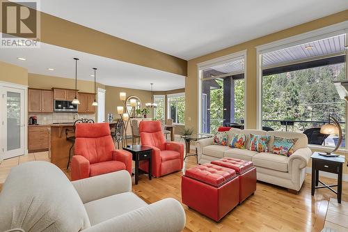 1077 Peak Point Drive, West Kelowna, BC - Indoor Photo Showing Living Room