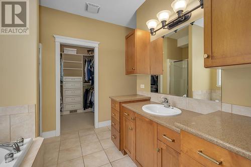 1077 Peak Point Drive, West Kelowna, BC - Indoor Photo Showing Bathroom