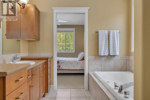 1077 Peak Point Drive, West Kelowna, BC - Indoor Photo Showing Bathroom