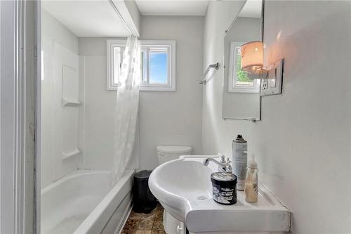 171 Balmoral Avenue N, Hamilton, ON - Indoor Photo Showing Bathroom