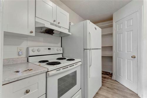 171 Balmoral Avenue N, Hamilton, ON - Indoor Photo Showing Kitchen