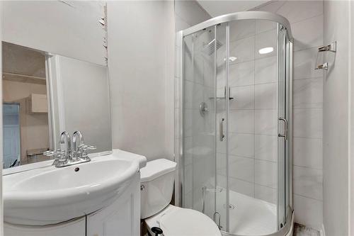 171 Balmoral Avenue N, Hamilton, ON - Indoor Photo Showing Bathroom