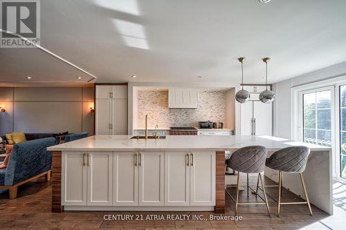 3 Deer Run Court, Richmond Hill, ON - Indoor Photo Showing Kitchen With Upgraded Kitchen