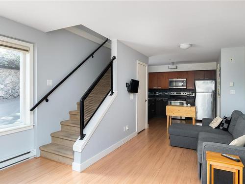 101-356 Gorge Rd East, Victoria, BC - Indoor Photo Showing Living Room