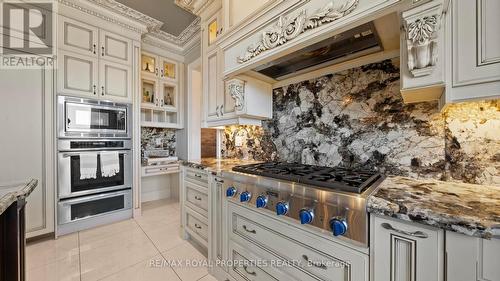 153 Pine Hill Road, Bradford West Gwillimbury, ON - Indoor Photo Showing Kitchen With Upgraded Kitchen