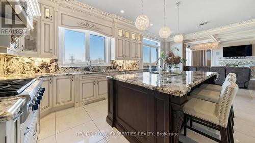 153 Pine Hill Road, Bradford West Gwillimbury, ON - Indoor Photo Showing Kitchen With Upgraded Kitchen