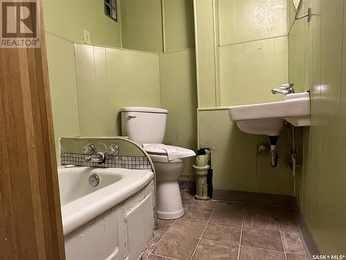 404 Macleod Avenue E, Melfort, SK - Indoor Photo Showing Bathroom